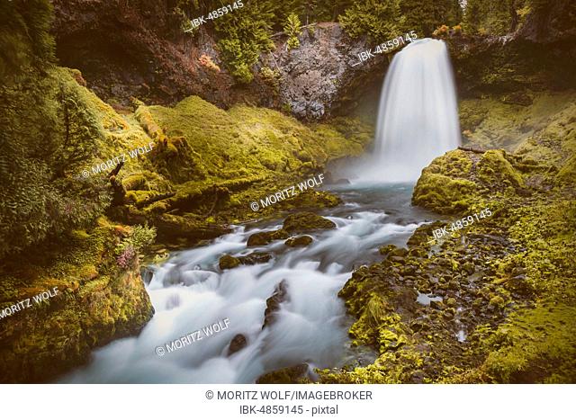 Waterfall, long-term exposure, Sahalie Falls, Oregon, USA