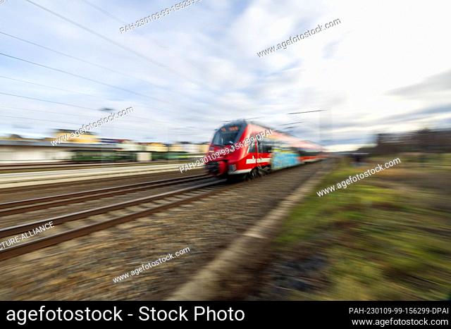 09 January 2023, Saxony, Radebeul: A suburban train enters the station Radebeul-Ost near Dresden. (Zoom effect) Photo: Daniel Schäfer/dpa