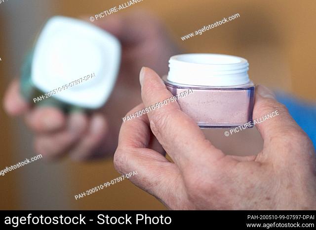 11 March 2020, Saxony, Dresden: A participant holds a cream jar in her hands during a DKMS Life cosmetics seminar at the Carl Gustav Carus Dresden University...