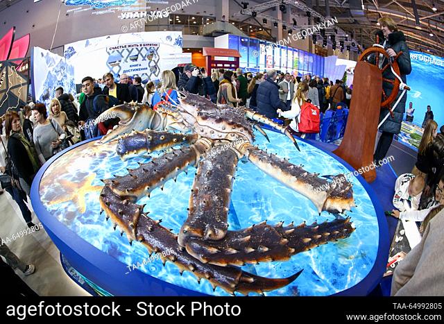RUSSIA, MOSCOW - 19 de NOVIEMBRE de 2023: Una figura de cangrejo Lejano Oriente se exhibe en un stand de Kamchatka durante la exposición internacional de Rusia...