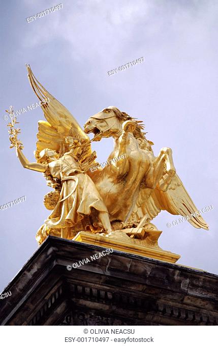 golden statue2
