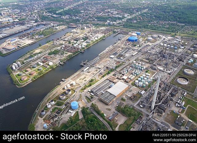 11 May 2022, Hamburg: View of the oil tanks and Holborn Europa Raffinerie GmbH in the port. Photo: Marcus Brandt/dpa. - Hamburg/Hamburg/Germany