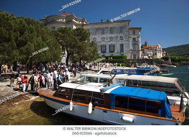 Italy, Piedmont, Lake Maggiore, Stresa, Borromean Islands, Isola Bella, visitors arriving by ferries, NR