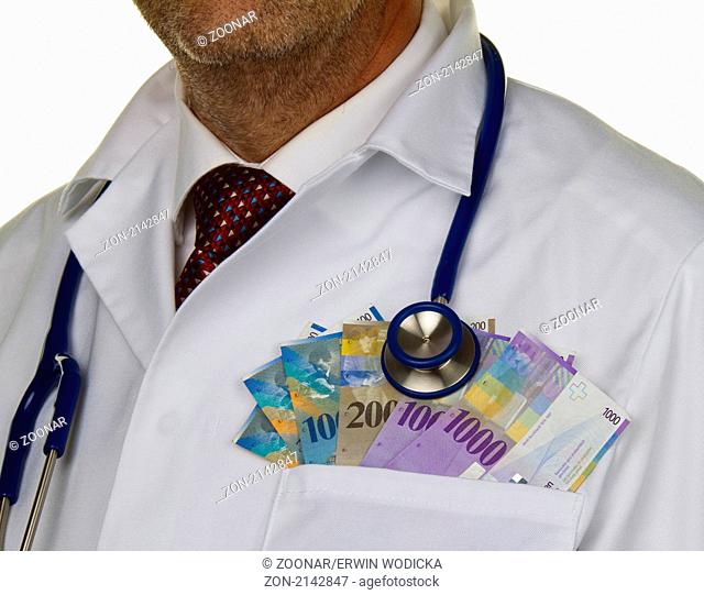 Ein Arzt mit Schweizer Franken Geldscheinen
