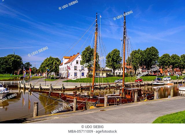 Germany, Schleswig-Holstein, North Frisia, peninsula Eider (river)stedt, Tönning, historical harbour, 'Nordkai' (quay) with 'Packhaus' (building)