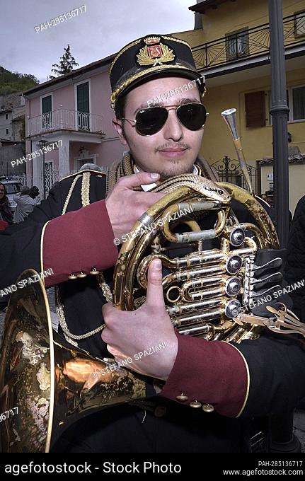 After two years of interruption due to the pandemic, the procession of snakes in Cocullo takes place on 1 May 2022.A musician from the Cocullo band