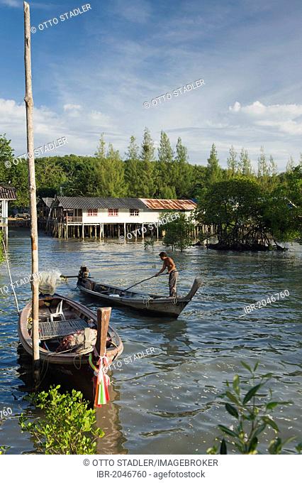 Fishermen, fishing village of Ban Tha Tondo, mangroves, Koh Yao Noi island, Phang Nga, Thailand, Southeast Asia, Asia