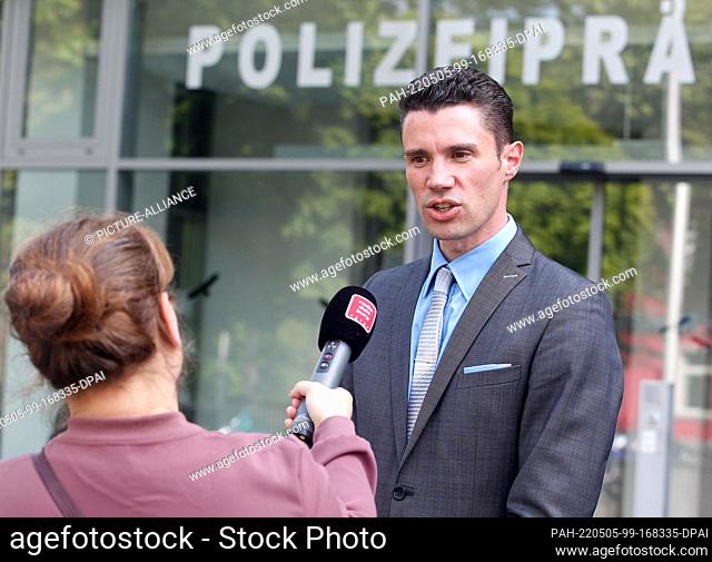 05 May 2022, North Rhine-Westphalia, Duisburg: Alexander Dierselhuis, Duisburg police chief, answers questions from journalists