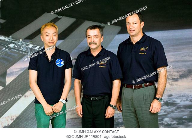 Astronaut Michael E. Lopez-Alegria (right), Expedition 14 commander and NASA space station science officer; cosmonaut Mikhail Tyurin (center)