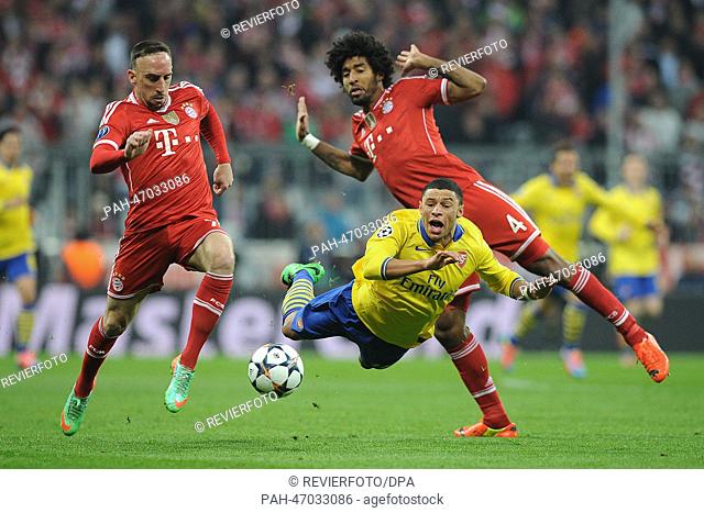 Alex Oxlande-Chamberlain (C) of Arsenal and Munich's Dante (R) and Franck Ribery (L) vie for the ball during the UEFA Champions League round of 16 second leg...