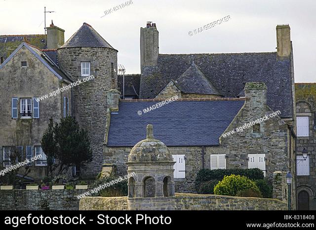 Chapel Saint-Ninien and old dwellings at the port of Roscoff, department Finistere Penn ar Bed, region Brittany Breizh, France, Europe