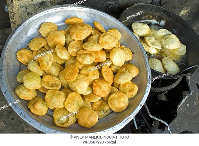 Puri prepared being fried , Mirpur road , Dhanmondi , Dhaka , Bangladesh