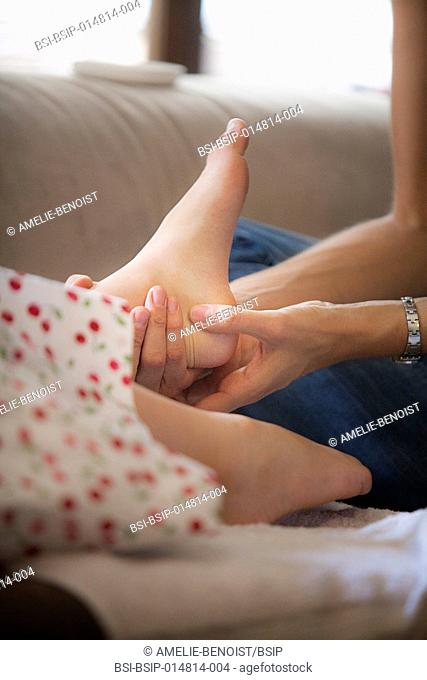Reportage on foot reflexology for children. The reflexologist deals with children from the age of 5 upwards. Reflexology acts on their concentration, memory