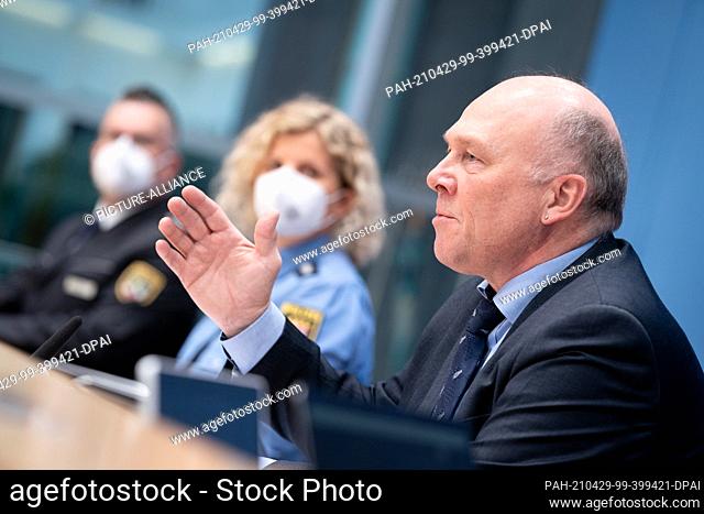 29 April 2021, Berlin: Dietmar Schilff (r), deputy of the police union (GdP), Stefanie Loth (M), police officer and partially released staff councillor from...