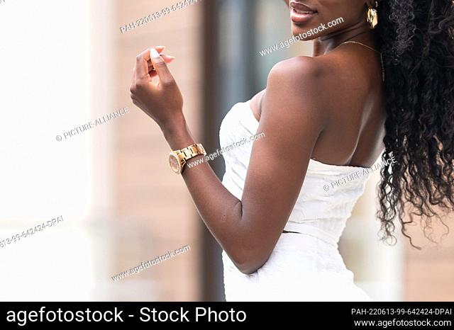 28 May 2022, Baden-Wuerttemberg, Stuttgart: A young, dark-skinned woman is standing in front of a building. Photo: Silas Stein/