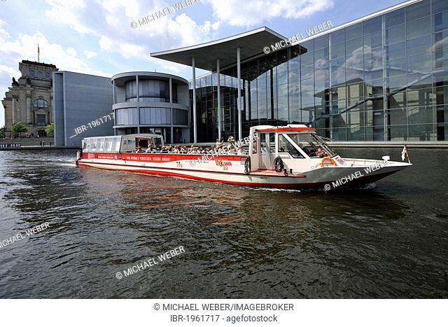 Excursion boat in front of the Reichstag Building, German Parliament, and Paul-Loebe-Haus, Reichstagufer, Spreebogen, Government District, Berlin, Germany