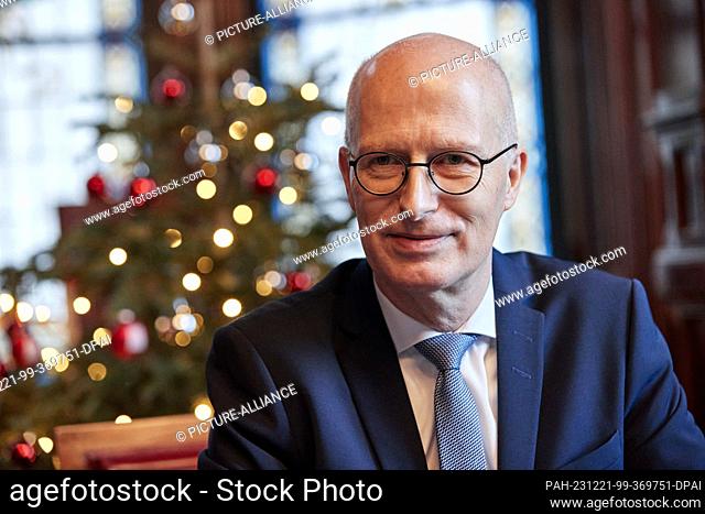 PRODUCTION - 20 December 2023, Hamburg: Peter Tschentscher (SPD), First Mayor of Hamburg, gives an interview in the town hall