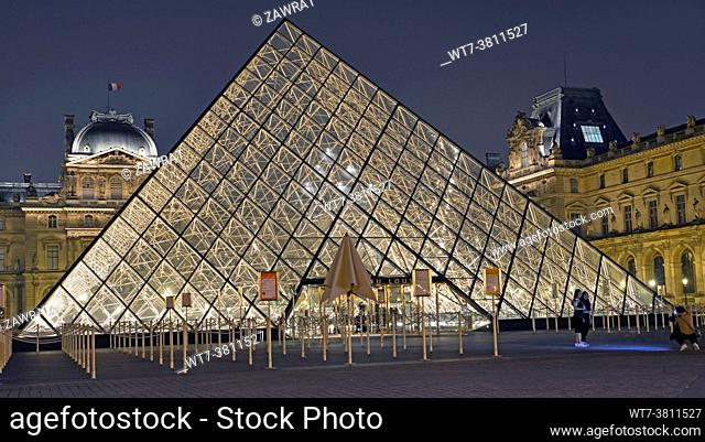 Le Louvre, largest museum, musee, Napoleon Courtyard, Ming Pei , pyramid, architecte, glass, metal, entrarnce, night photo , illumination, lanterns