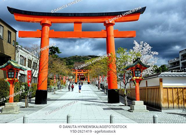 Torii gates leading to main entrance of Fushimi Inari-taisha Shrine, head shrine of Inari located in Fushimi-ku, detail, Kyoto, Kansai Region, Japan