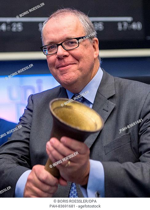 Uniper CEO Klaus Schaefer rings the traditional bell at the announcement of the first quotation of shares from the subsidiary E