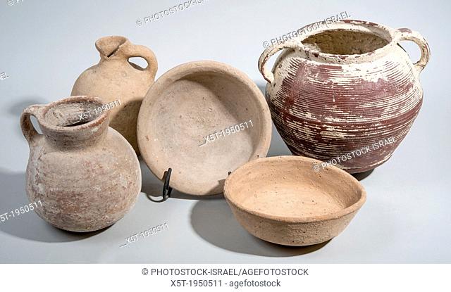 5 Iron Age Terracotta vessels 1st millennium BCE 2 bowls, cooking pot, jug and decanter