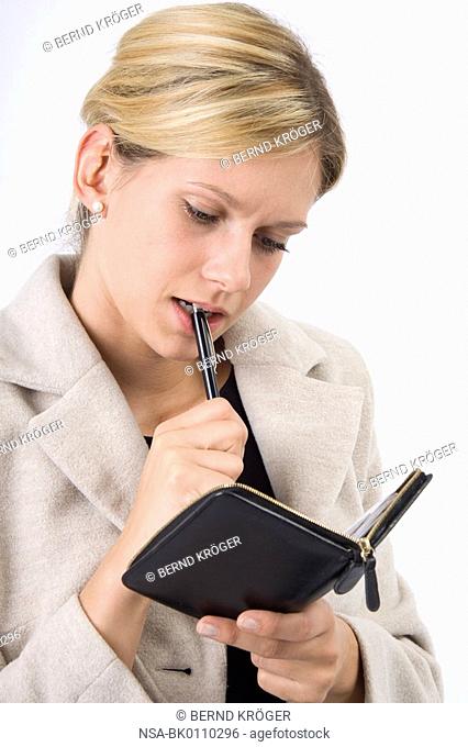 young woman quotes something on the Notepad