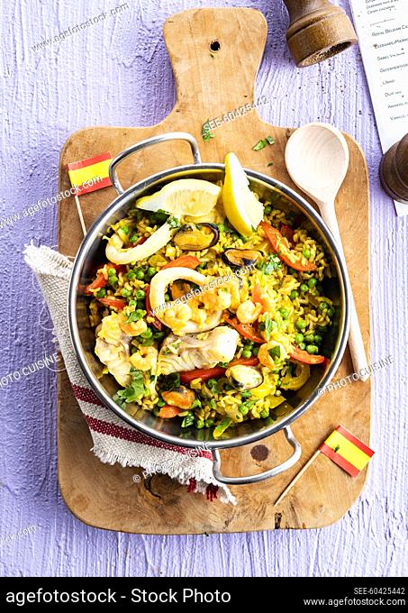 Express paella with fish, seafood and paprika