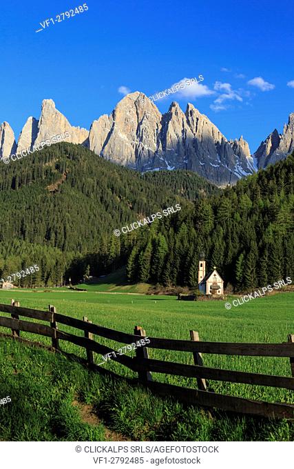 The Church of Ranui and the Odle group in the background. St. Magdalena Funes Valley Dolomites South Tyrol Italy Europe