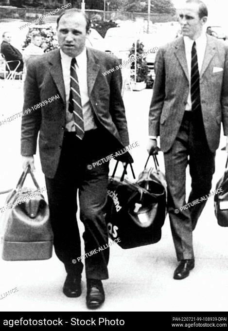 FILED - 29 May 1968, Lower Saxony, Barsinghausen: Former HSV and national team players Uwe Seeler (l) and Willi Schulz arrive at the sports school in...