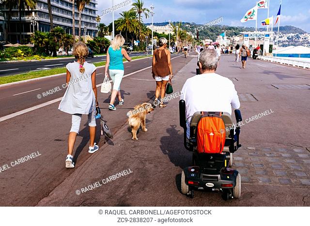 Tourists walking on Promenade des Anglais. Nice, Alpes-Maritimes, French Riviera, Provence-Alpes-Côte d'Azur, France