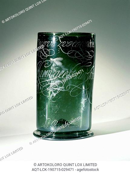 Cup with the inscription: Al schyn ick duyster De Naem gives luyster, Cup of dark green glass. Inserted soul. Smooth, hollow stand ring