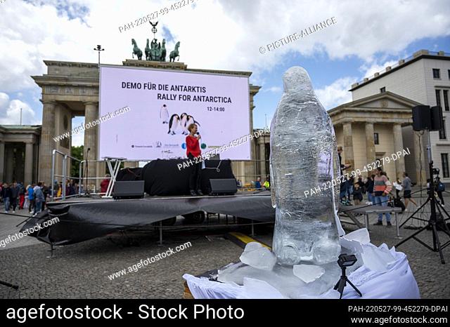 27 May 2022, Berlin: A penguin ice sculpture stands in front of the Brandenburg Gate at a rally for the protection of Antarctica