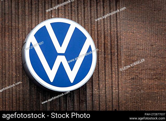 The logo of the automobile manufacturer Volkswagen (VW) on a factory building in Wolfsburg, February 3, 2022. - Wolfsburg/Deutschland