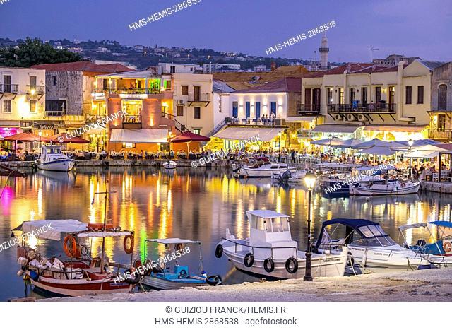 Greece, Crete, Rethymnon, old town, the old venitian harbour at dusk