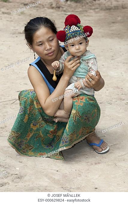 Laos, asiatische Mutter mit Baby der Volksgruppe Yao