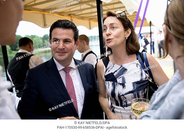 dpatop - Hubertud Heil, SPD Secretary General designate and Katarina Barley, Minister of Family Affairs designate, talk with each other during the start of the...