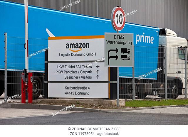 Amazon Prime LKW faehrt auf das Amazon Logistikzentrum