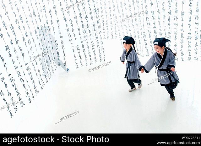 Wear hanfu pupils play in calligraphy