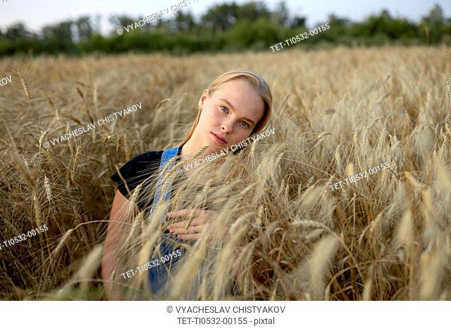 Mujer joven en un campo de trigo