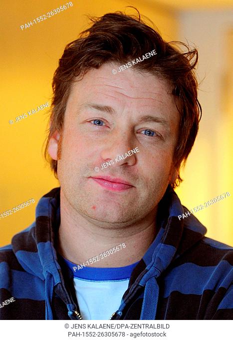 ARCHIV - Der britische Starkoch Jamie Oliver, aufgenommen in Berlin (Archivfoto vom 10.03.2011). Die Krawalle in England haben auch zwei Prominente getroffen:...
