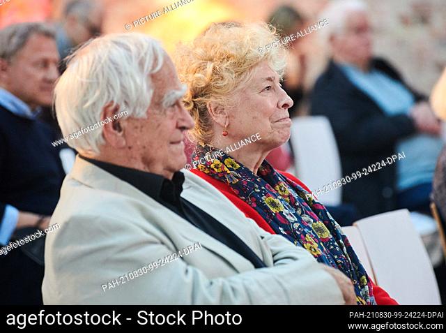 24 August 2021, Berlin: Gesine Schwan, Chairwoman of the SPD's Fundamental Values Commission, and her husband Peter Eigen sit in St