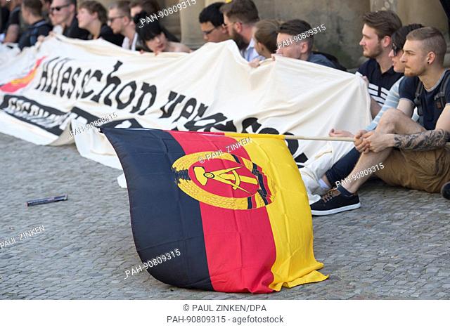 dpatop - Supporters of the 'Identitaere Bewegung' (lit. 'Identitarian movement') demonstrate in front of the ministry of justice in Berlin, Germany, 19 May 2017