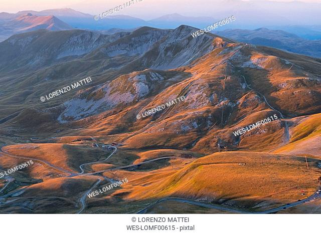 Italy, Abruzzo, Gran Sasso e Monti della Laga National Park, sunrise on plateau Campo Imperatore