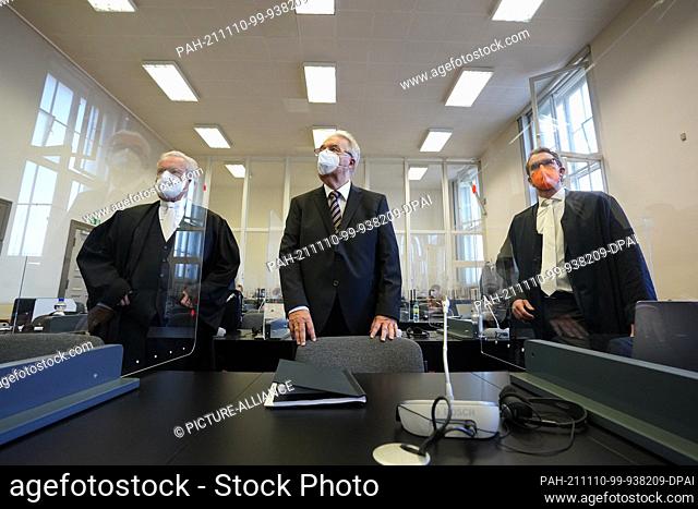 10 November 2021, Hamburg: The former head of the North District Office, Harald Rösler (M), stands next to his lawyers Johann Schwenn (l) and Leon Kruse (r) at...