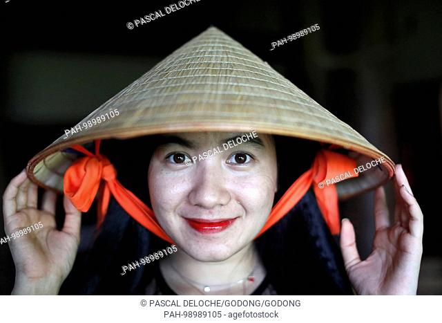 Portrait of vietnamese girl with conical hat. Kon Tum. Vietnam. | usage worldwide. - Kon Tum/Kon Tum/Vietnam