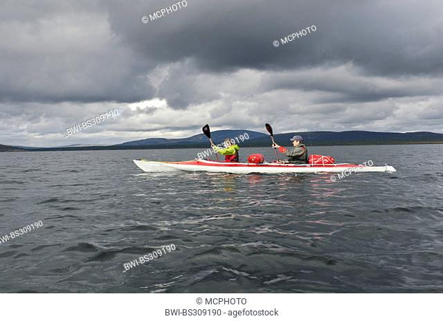 couple kayaking on Rogen lake, Sweden, Haerjedalen, Rogen Naturreservat