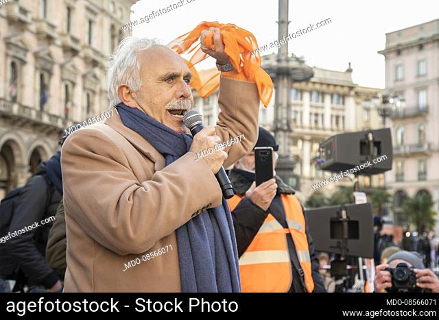 The former general of the Carabinieri Antonio Pappalardo calls for the mobilization of the Orange Vests Movement in Piazza Duomo in opposition to the new Draghi...