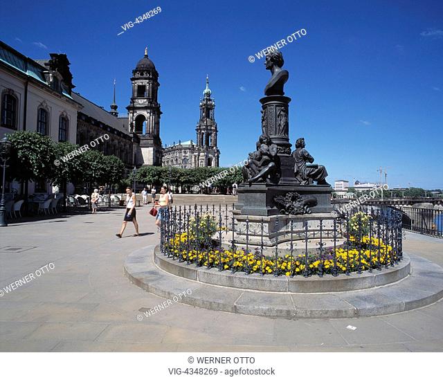 D-Dresden, Elbe, Sachsen, Bruehlsche Terrassen, Denkmal zu Ehren des Bildhauers Ernst Rietschel, errichtet von seinem Schueler Johannes Schilling