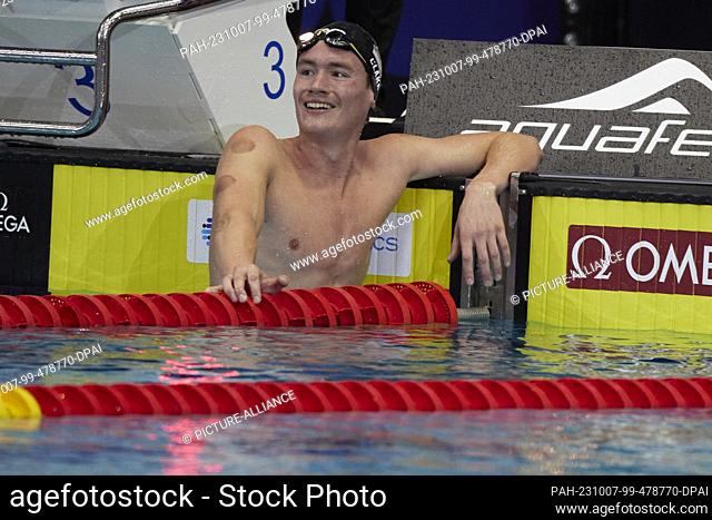 07 October 2023, Berlin: Swimming: World Cup, 1500 m freestyle, men: The US American Charlie Clark wins the World Aquatics Swimming World Cup 2023 in the...