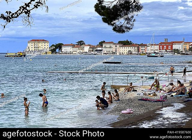 View of Porec / Istria in Croatia. Vacationers and bathers cavort on the beach. ?. - Porec/Istrien/Kroatien